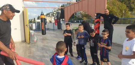 بطل الملاكمة جوهر أبو لاشين يشرف على دورات الملاكمة في الجماهيري الحليصة